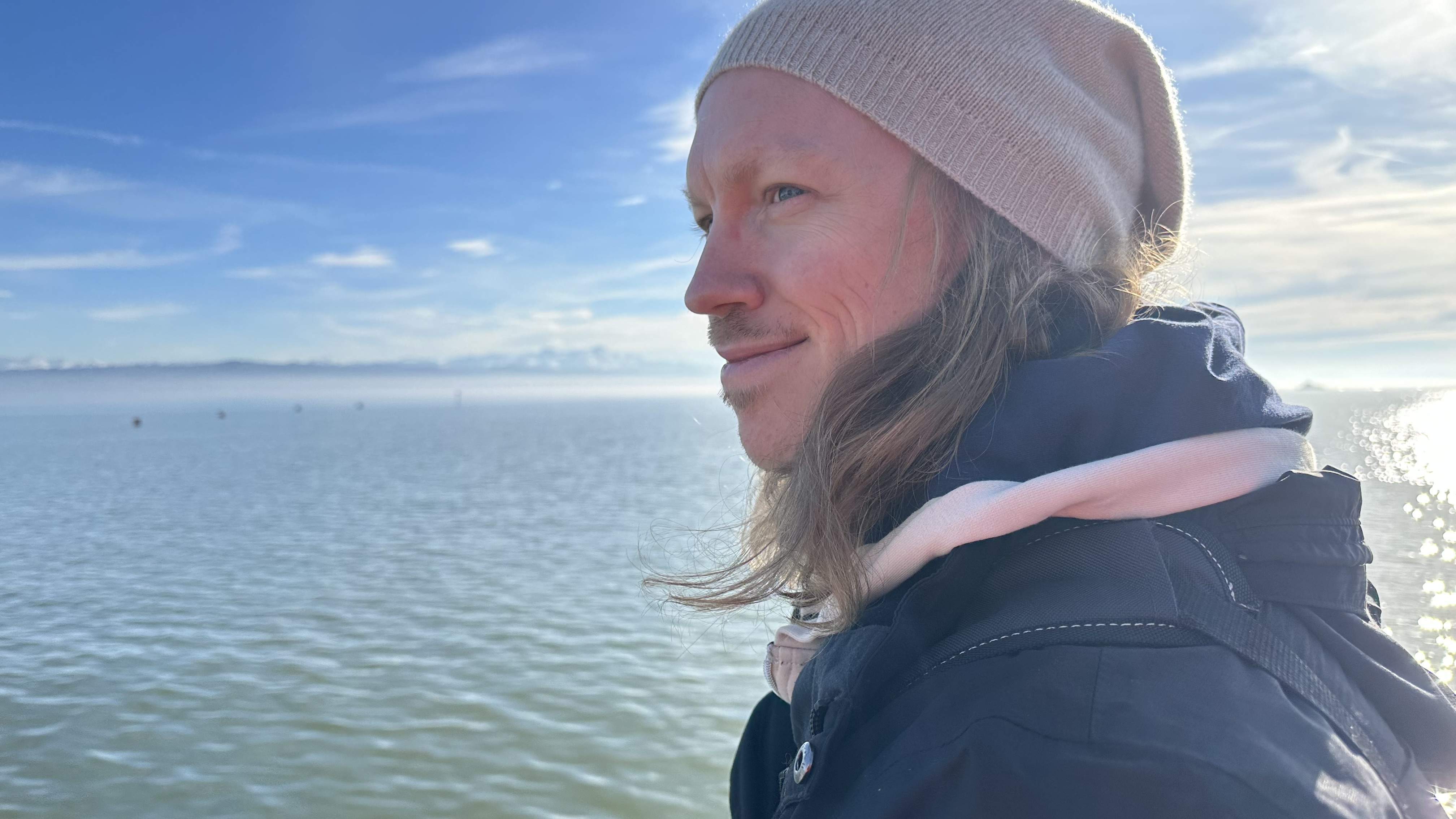 Daniel im Profil, Blick uebers Meer